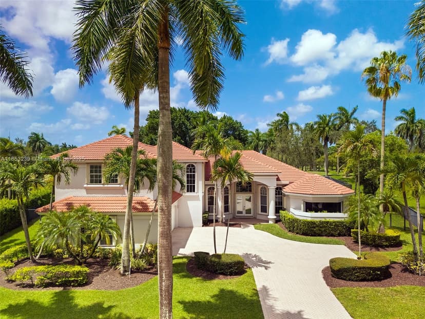 2438 Poinciana Ct, Weston FL 33327