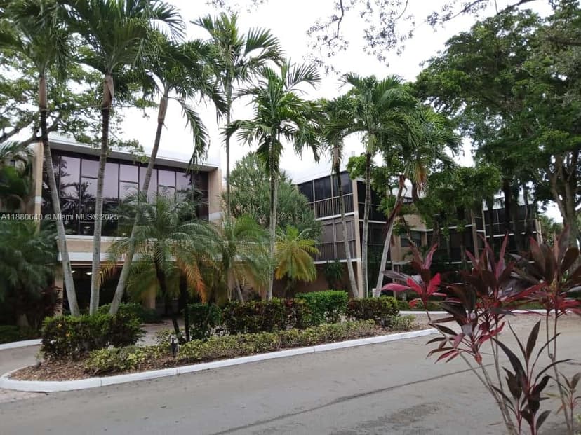 16325 Golf Club Rd # 102, Weston FL 33326