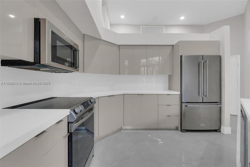 2553 Bay Pointe Dr, Weston FL 33327