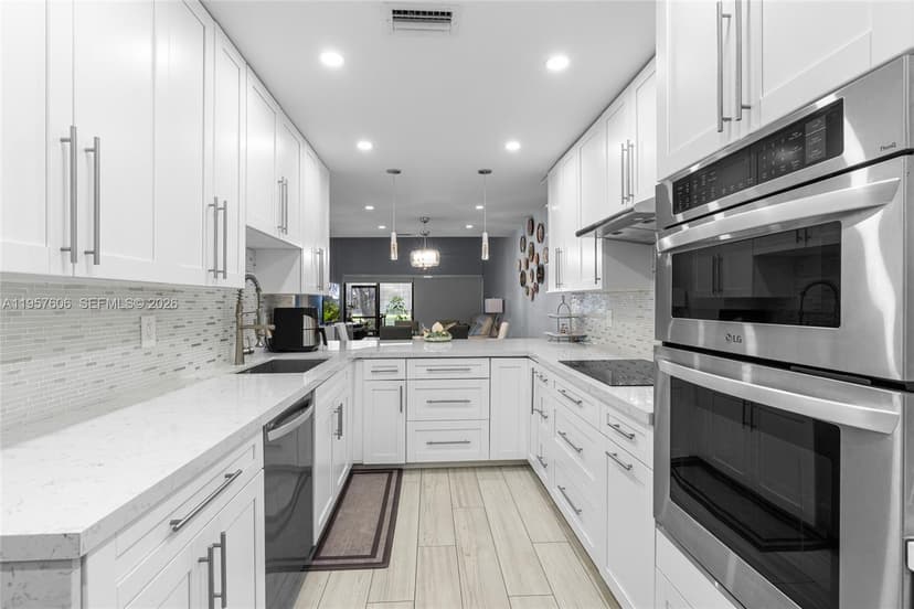 1064 NW 97th Ave, Pembroke Pines FL 33024