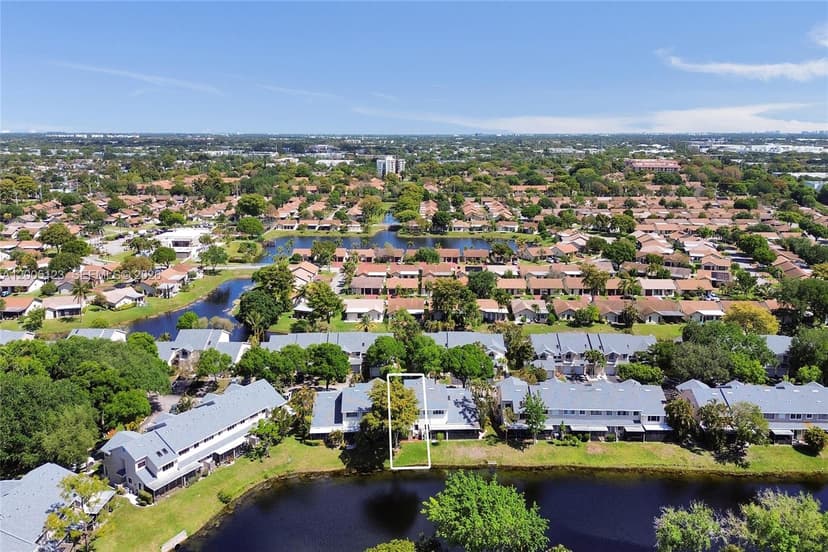 2062 E Discovery Cir E, Deerfield Beach FL 33442
